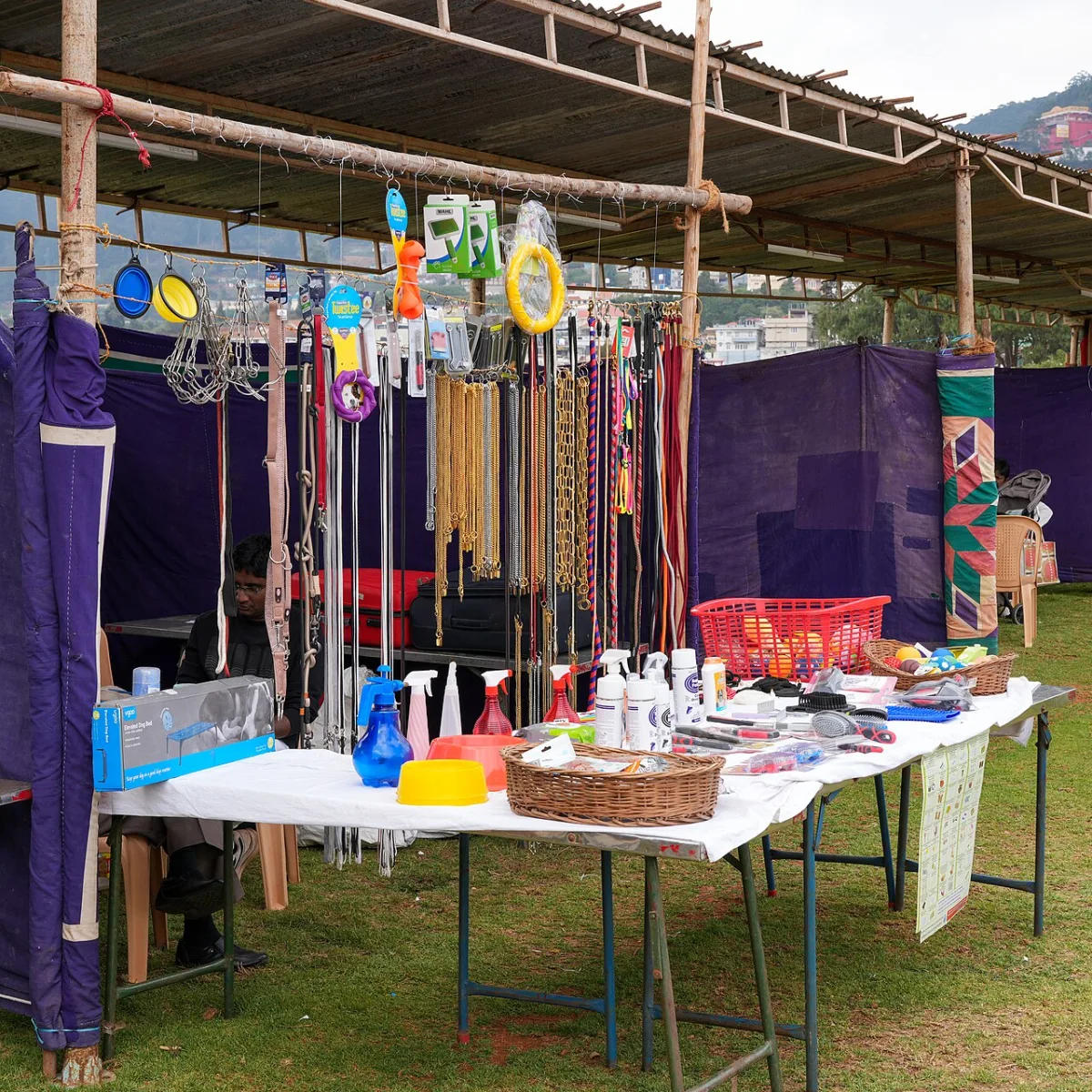Marktkraam met halsbanden en lijnen in verschillende kleuren